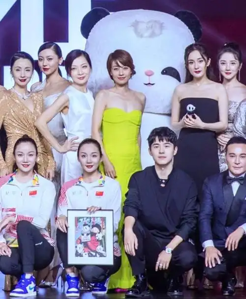 30多位明星大合影,杨幂马伊琍咖位高,细节能看出艺人交际能力