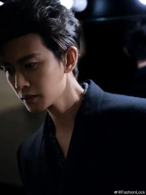 任嘉伦丨直播造型78    深蓝静夜西装 慵懒短发,饱满又充实的层次