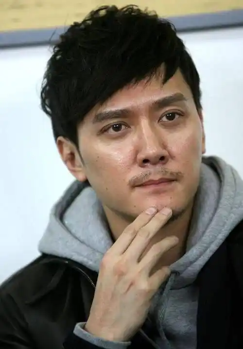 很大一部分原因是,冯绍峰是上海人,人长得帅气,属演技派,而且年龄也