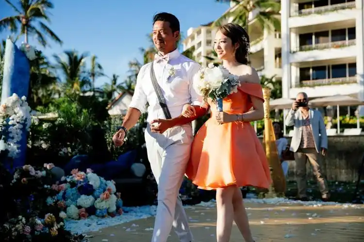 安以轩夏威夷婚礼现场新郎新娘落泪钻戒抢眼