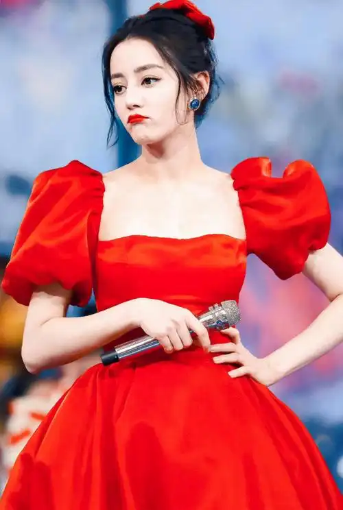 迪丽热巴美得不可方物,红唇大眼演绎复古美人,曼妙多姿优雅动人