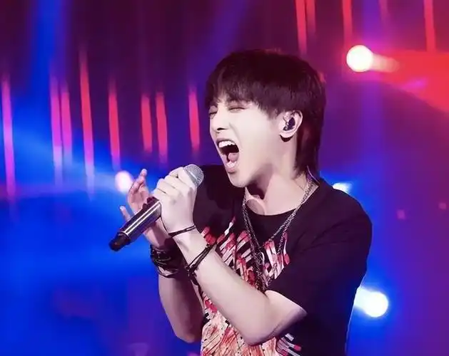 他的粉丝瞬间激动得不行,开心得不得了,感觉像是被偶像特别关照了一样