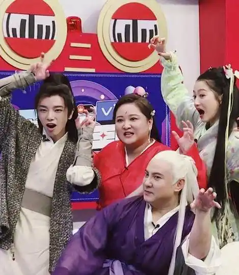 关晓彤华晨宇给吴彤化妆当吴彤转过身面对镜头所有人笑出声