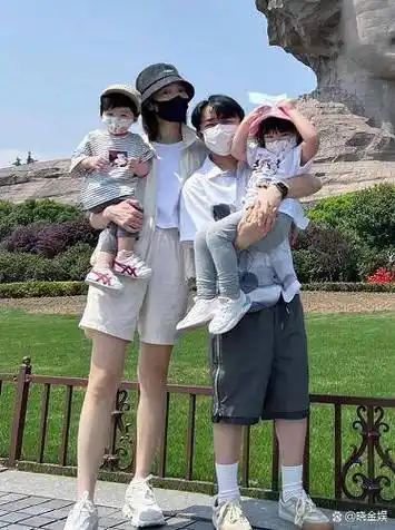 王祖蓝蹲守长沙录综艺李亚男携俩女儿前去探亲一家四口小团圆