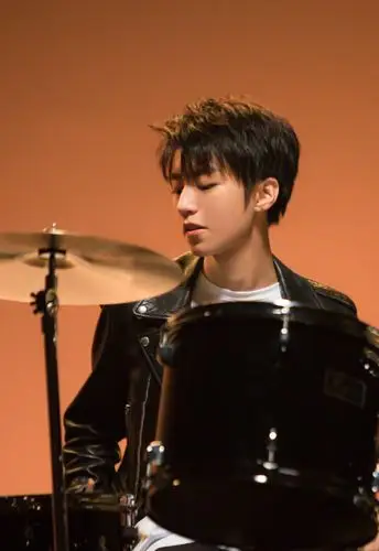 简介:王俊凯儒雅帅气写真图片,分享一组王俊凯图片给大家,图中的明星