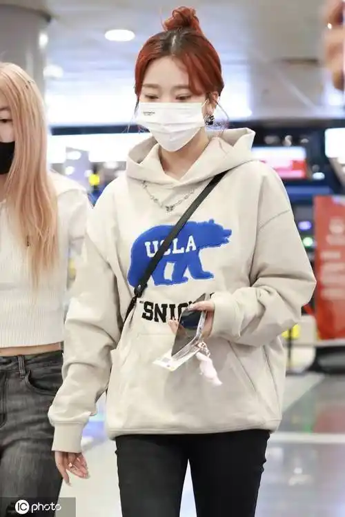 张紫宁北京机场出发身着印花卫衣童趣十足