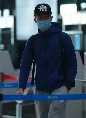 霍建华运动装低调现身机场 戴口罩难挡帅气