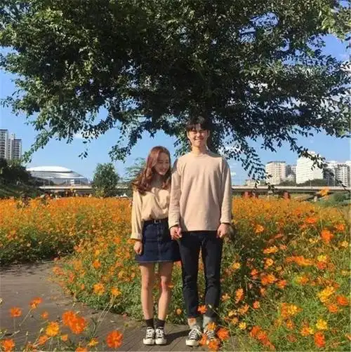 而并非我们所说的最萌身高差17厘米,这样的身高差之下,不论是牵手拥抱