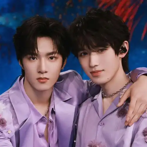 烟花升停在星夜-宋亚轩刘耀文##宋亚轩刘耀文比心舞台照##文轩烟簧