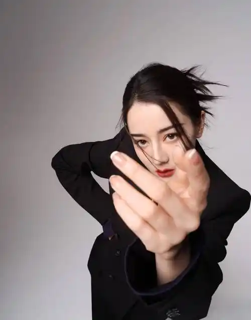 迪丽热巴一身黑酷装扮,演绎妩媚女儿_西装_黑色_时尚