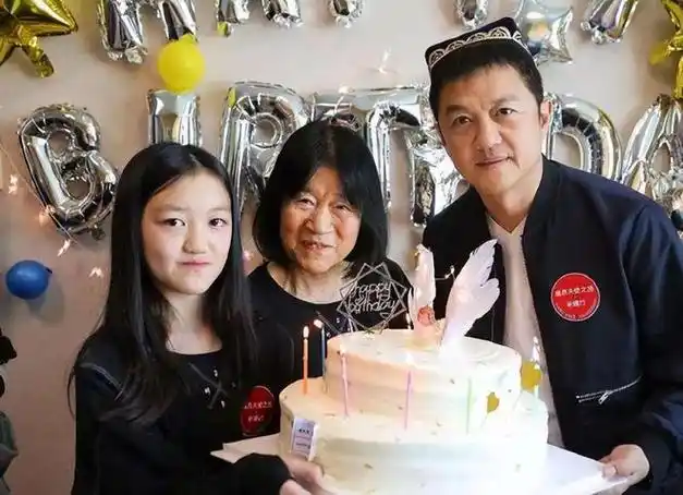 2006年,王菲跟李亚鹏结婚并生下女儿李嫣,同年,谢霆锋与张柏芝的也