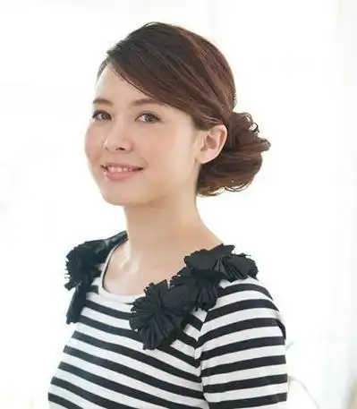 大脸女生总是希望自己的发型能够让脸型看起来更加小巧一点,那今天小