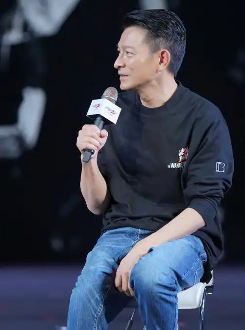 比如说已经62岁的刘德华帅气十足,还有一些被誉为是叔圈男神的黄宗泽