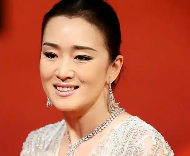 58岁巩俐近照吓坏网友, 胖到快200斤了,"千面巩皇变成老奶奶"了