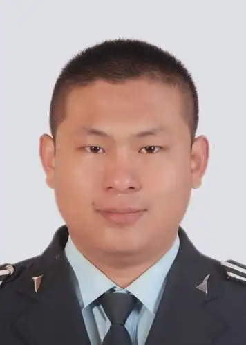 大神们 谁能帮我制作一下证件照啊 ,要一寸的jpg格式的,20kb以内的