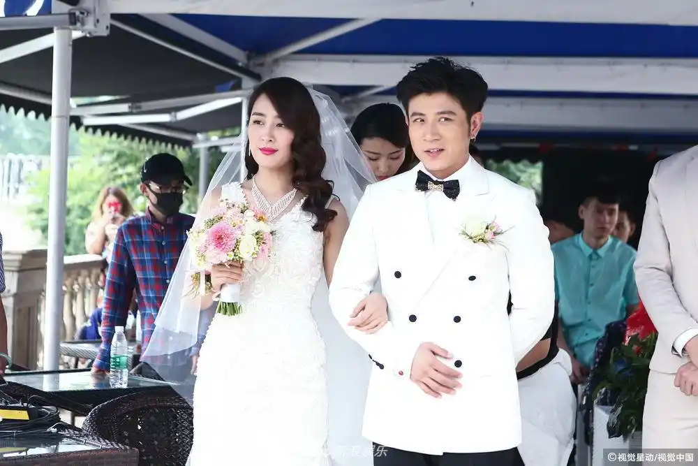 组图:马苏披白色婚纱红烈焰唇 与高晓攀合作cp感十足