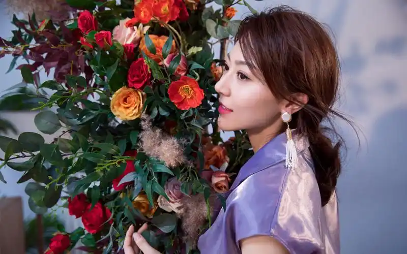 黄梦莹优雅迷人写真桌面壁纸