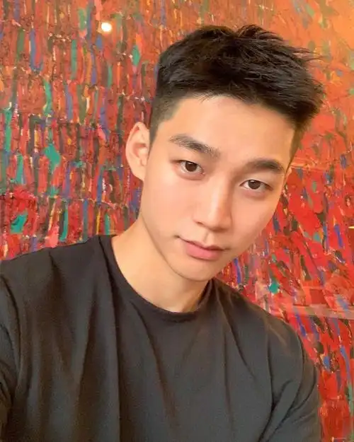 露额短发男生想要让自己变得更加自信,那么就要把自己的五官完全展露