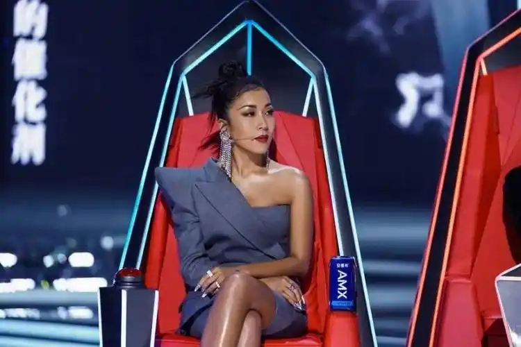 卖惨炫富,撩骚当"小三",这次吉克隽逸谁也"救"不了_刘欢_公众_音乐