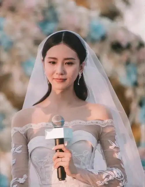 婚纱照就比较甜美了,从领口的设计就看得出来,这种类似于洛丽塔的公主