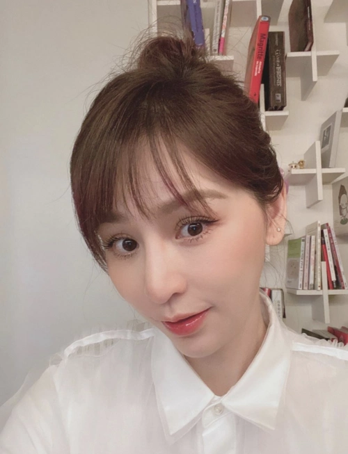 王心凌晒自拍扎可爱丸子头妆容精致嘟嘴卖萌