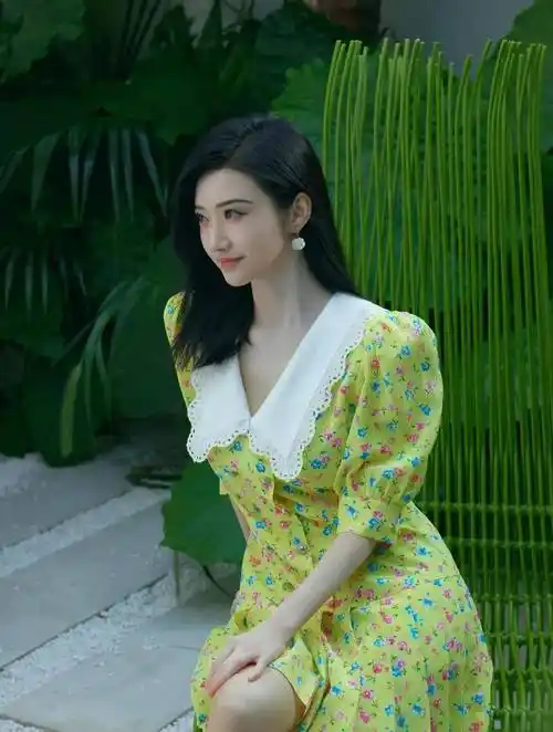 穿越时空,体验夏日与金秋的相遇,景甜身穿绿色花裙,清新舒适_裙子