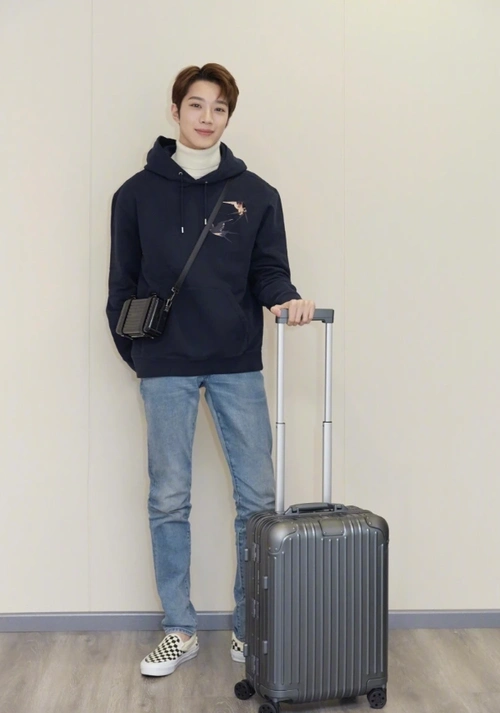 赖冠霖拍摄时尚大片黑色卫衣配牛仔裤三七分比例超养眼