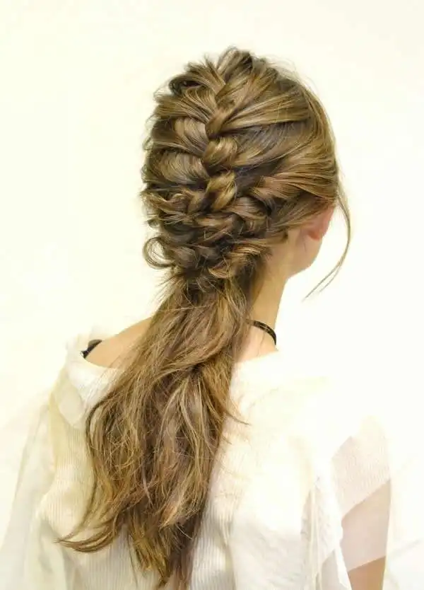 今天美发街为大家带来一组超美的中长发编头发花样图片,款式太多,难以