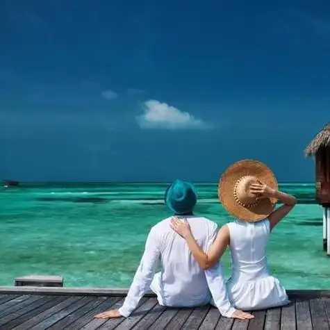 求情侣头像海边背影一男一女分开的