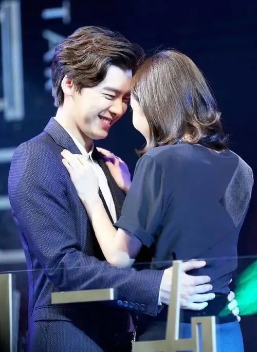 杨幂李易峰已领证杨幂还曾为其堕胎本尊为此正面回应