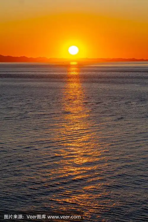 太阳落下/升起时水面上的光反射.