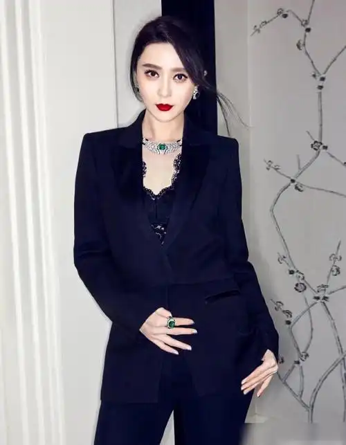 38岁范冰冰又造势留大波浪戴洗碗手套难道转型直播卖货