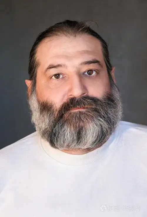 老人胡子的男人