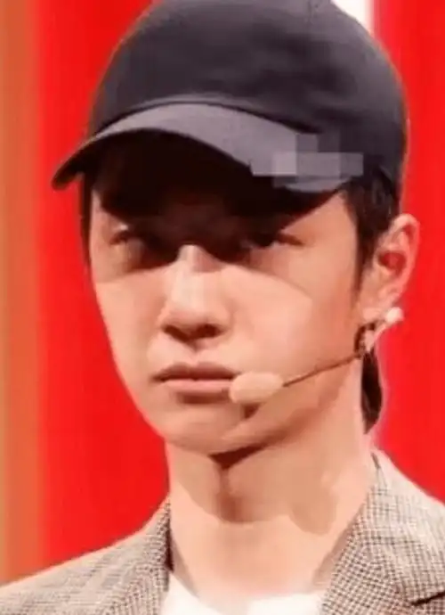 王一博颜值也"崩"了?满脸浮肿皮肤粗糙,离开滤镜连路人都不如_搜鲜网