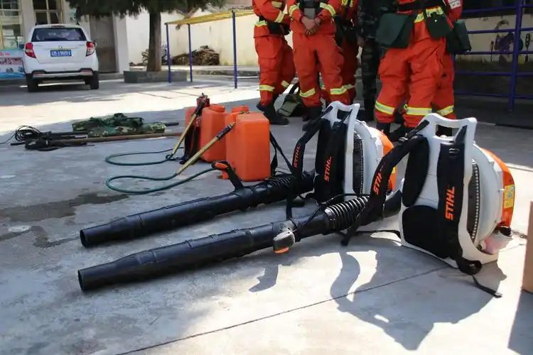 接下来森林消防支队的官兵们对森林防火的灭火装备进行了详细的介绍