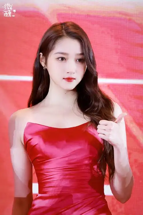 关晓彤舒蕾品牌全新代言人##关晓彤玫红长裙造型大片