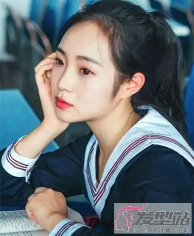 学生女孩扎马尾辫发型青春靓丽晋升校园女神