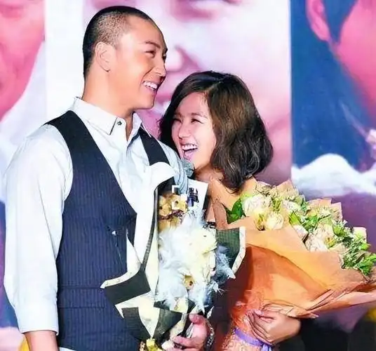 13年后再看何洁释小龙,她三个孩子两个爹,他资产上亿娇妻在怀