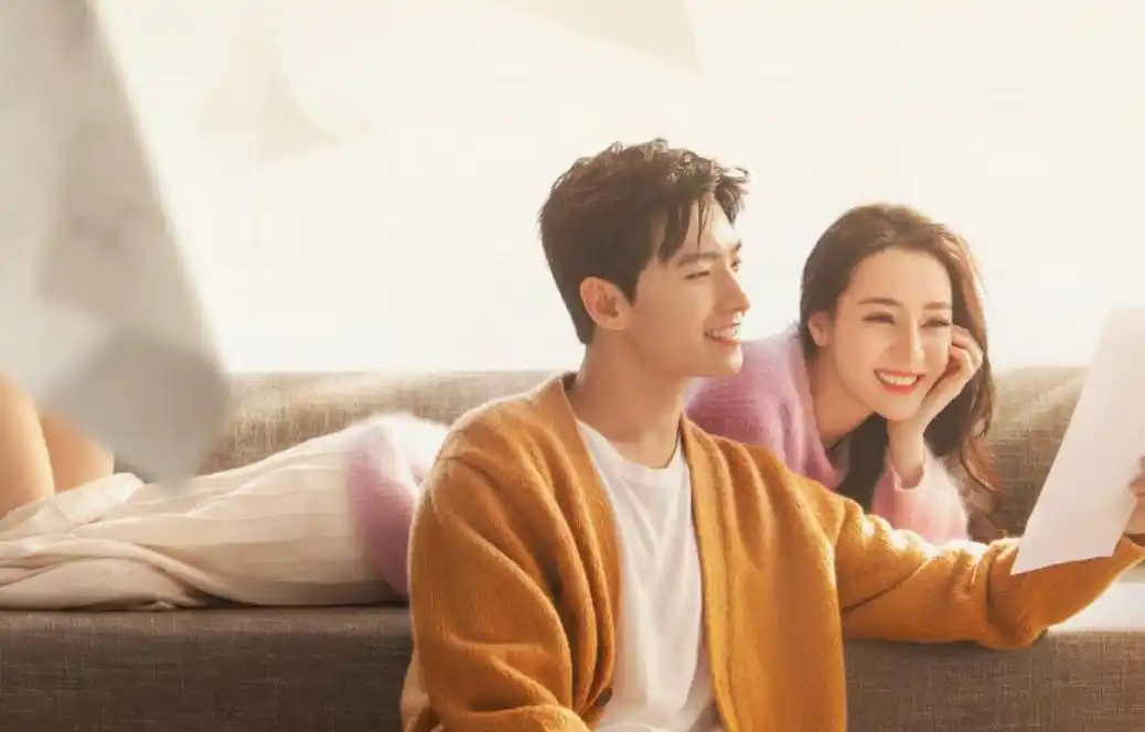 杨洋热巴甜蜜自拍,两人搂肩亲密对视cp感满满,杨洋忍不住害羞