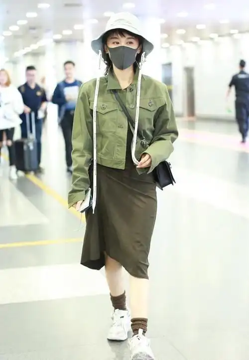 王子文穿衬衫的眼光真好,配短裤长靴显身材,娇俏少女感还挺足的|穿搭