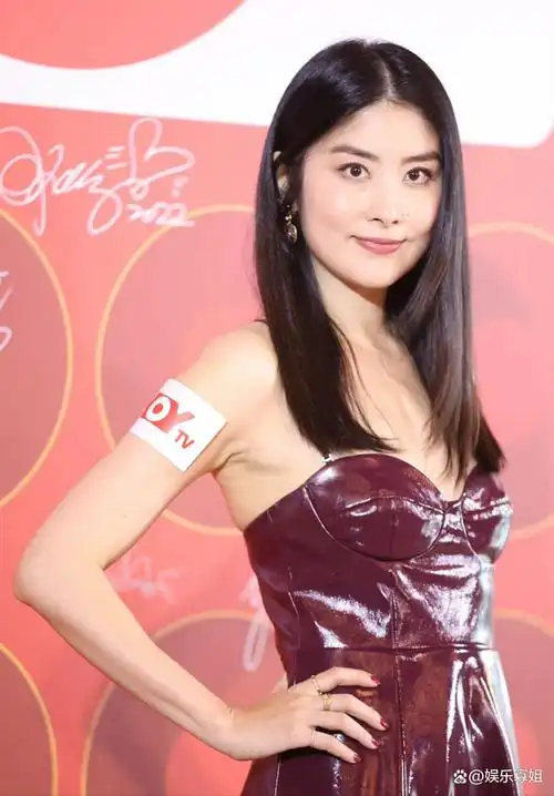 陈慧琳50岁的生图状态也太好看,一身酒红色抹胸皮衣,温柔又知性