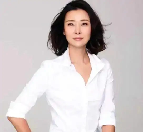 曾与音乐鬼才李泉恩爱过主持人转零经验演员如今46岁自在单身