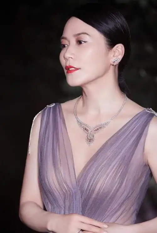 俞飞鸿终于想开了穿着透肉的裙子显出好身材难得见她这么招摇