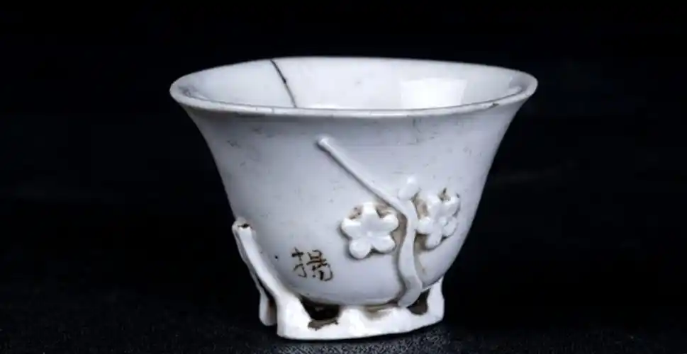 在甘肃酒泉博物馆有这样的一件梅花杯出自于明代德化窑,即明代德化