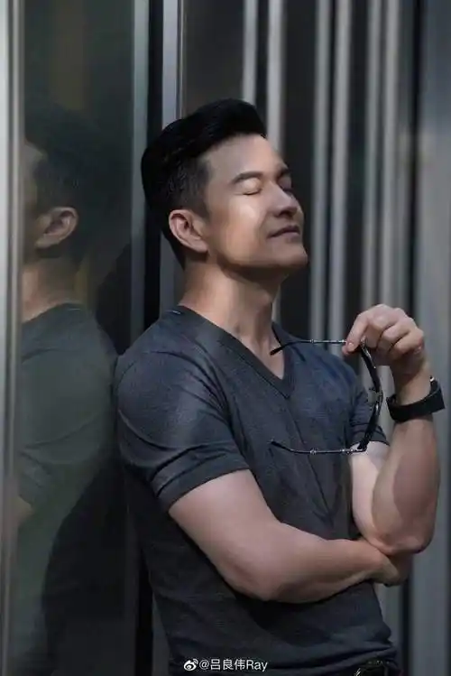 冻龄男神吕良伟再拿高含金量大奖,网友:实至名归