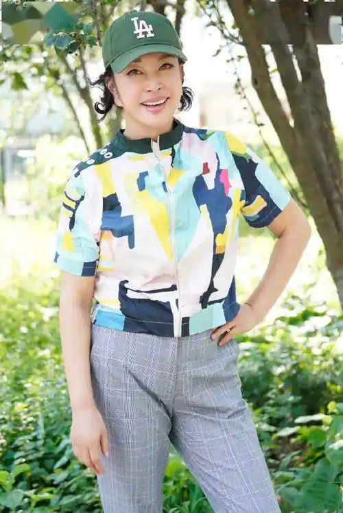 64岁刘晓庆真不老,"多肉"身材走t台好吸睛,这身材谁顶得住?