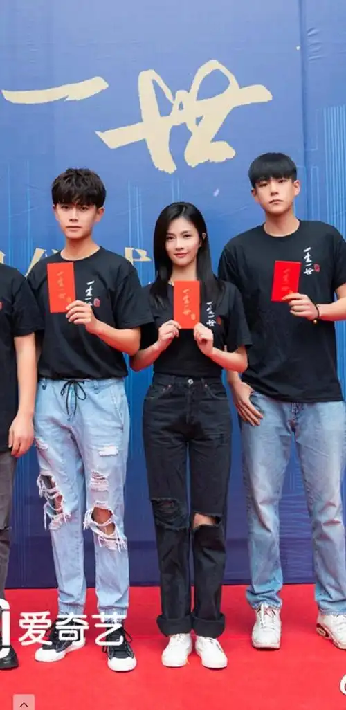 穿上12厘米高跟鞋的女主跟任嘉伦同框身高差