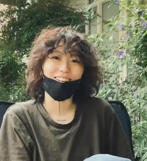 窦靖童魅力变强,撞脸韩国女星金敏喜,发型凌乱但眼神澄澈很讨喜