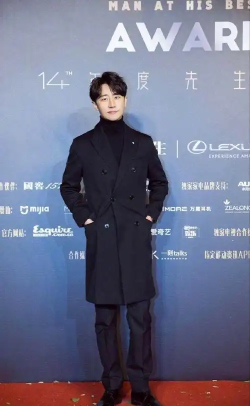 黄轩新造型圆寸头亮相网友很有男人味有不一样的感觉