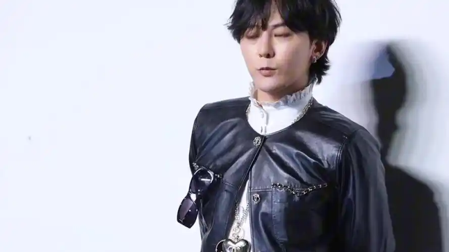 gd权志龙9月6日出席香奈儿活动红毯拍照